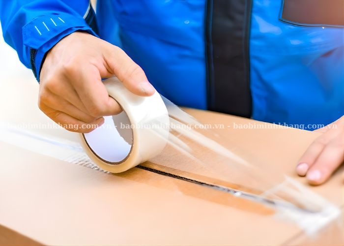 Cuộn băng keo trong được sử dụng để đóng gói bao bì, thùng carton.