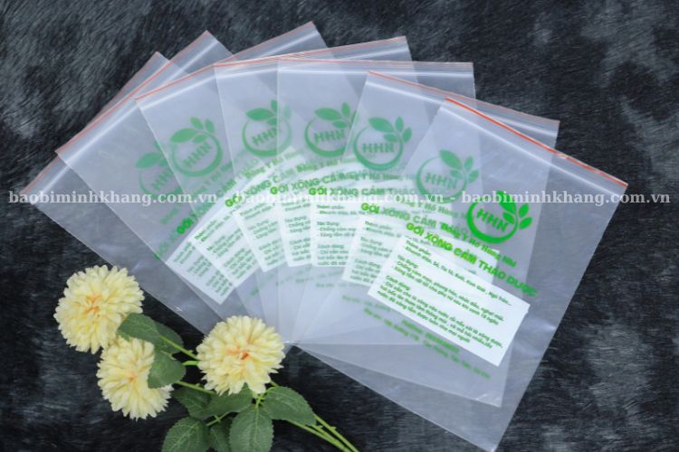 In ấn logo thương hiệu lên túi zip chỉ đỏ