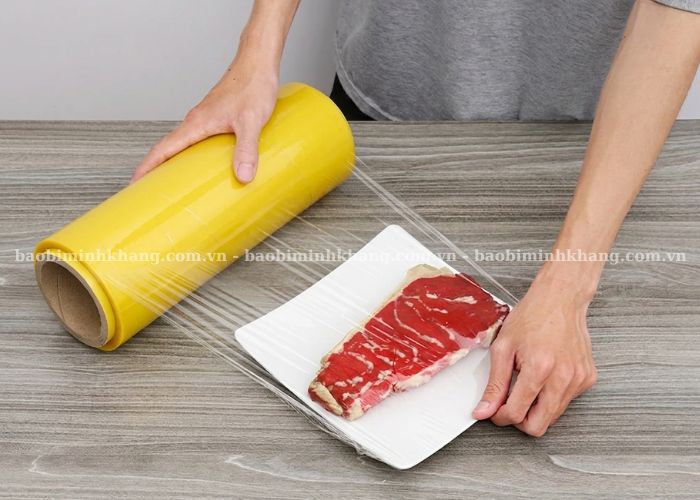 Lõi màng bọc thực phẩm 30cmx500m với chất PVC đảm bảo an toàn thực phẩm khi sử dụng