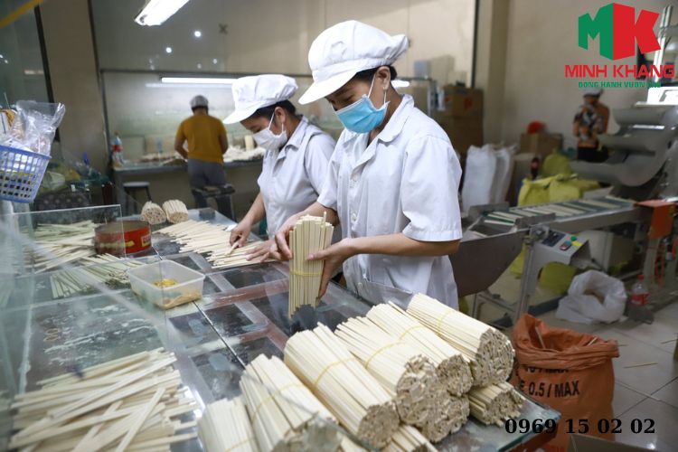 Xưởng sản xuất đũa tre
