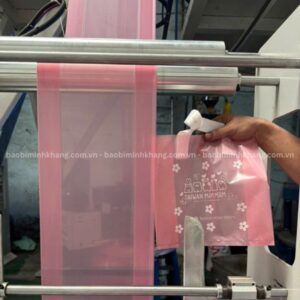 Sản xuất túi quai ép tại bao bì Minh Khang