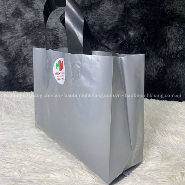 tui-quai-ep-mau-xam-bac-quai-den Túi quai ép màu xám bạc quai đen