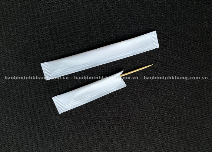 Tăm tre trong bộ đũa muỗng được bọc giấy đảm bảo vệ sinh