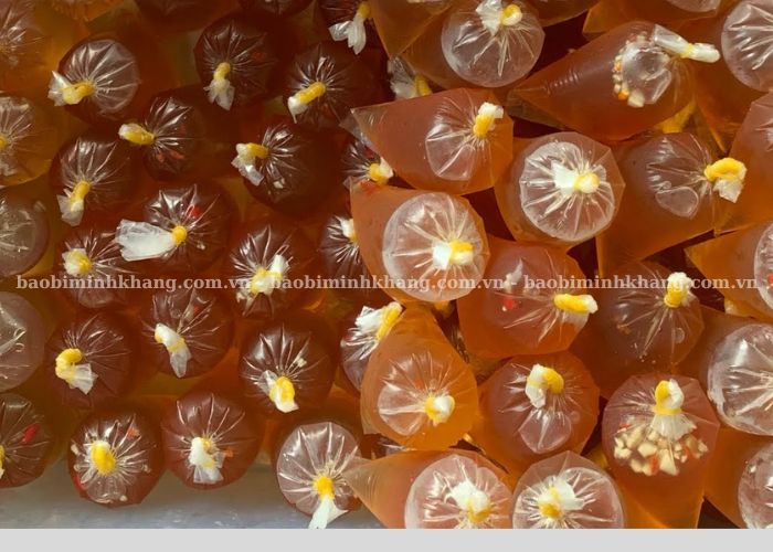 Bạn có thể dễ dàng buộc túi nước chấm cho khách hàng mang về