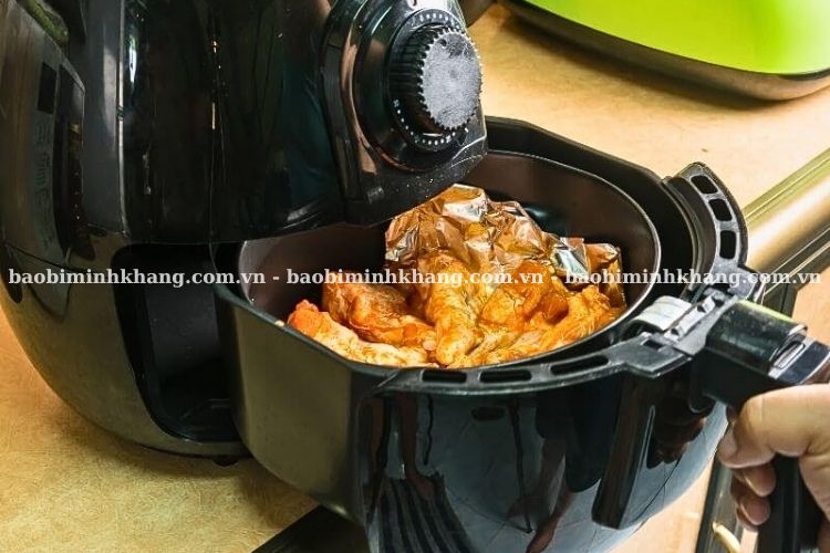 Bạn hãy kiểm soát nhiệt độ hợp lý để tránh ảnh hưởng chất lượng món ăn
