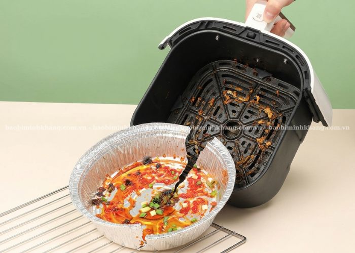 Bạn không nên tái sử dụng khay bạc nồi chiên không dầu đã rách, cháy đen