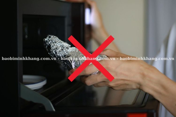 Bạn tuyệt đối không sử dụng giấy bạc trong lò vi sóng