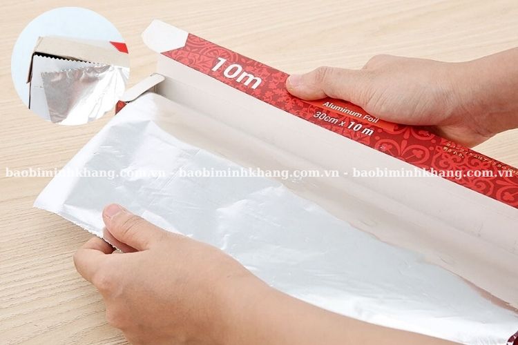 Cắt giấy bạc kích thước lớn hơn thực phẩm cần bọc