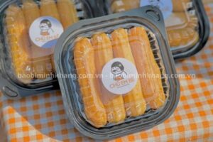 Dán tem lên hộp trong suốt đựng bánh để quảng bá thương hiệu.