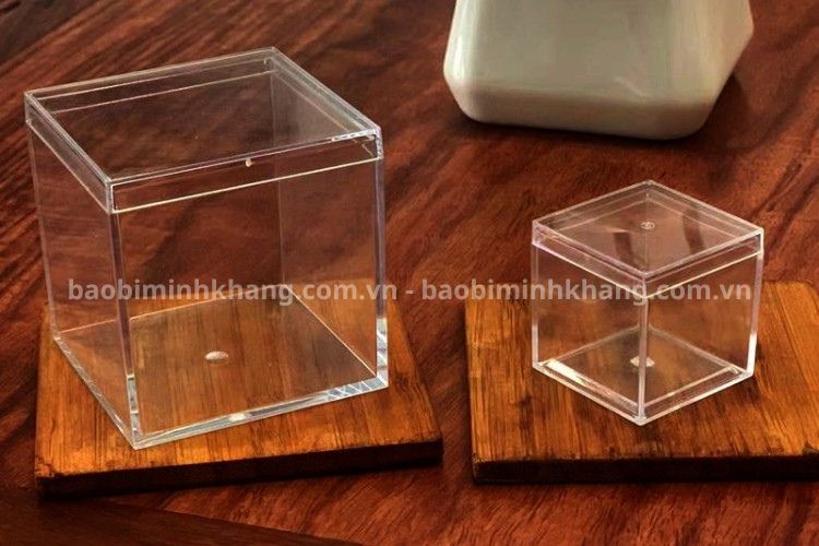 Khách mua lẻ hộp nhựa PS ở sàn thương mại điện tử