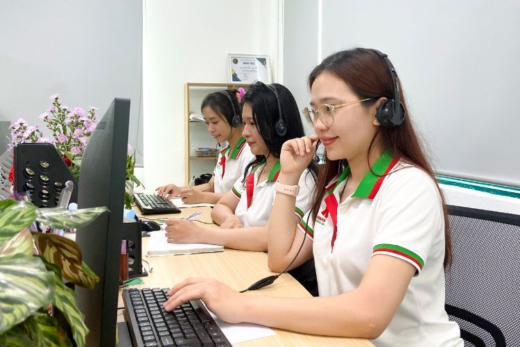 Tư vấn viên báo giá hộp nhựa vuông trong suốt nhanh chóng