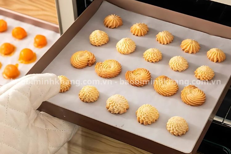 Giấy nến chuyên dùng để lót khay nướng bánh.