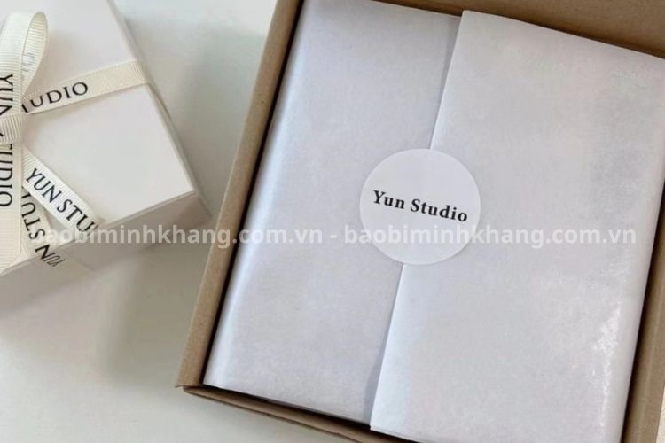 Quần áo thời trang được bọc trong giấy nến để tăng thêm vẻ sang trọng.