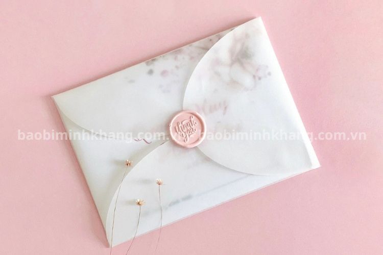 Giấy nến làm nên những chiếc thiệp mời đẹp mắt, ấn tượng.