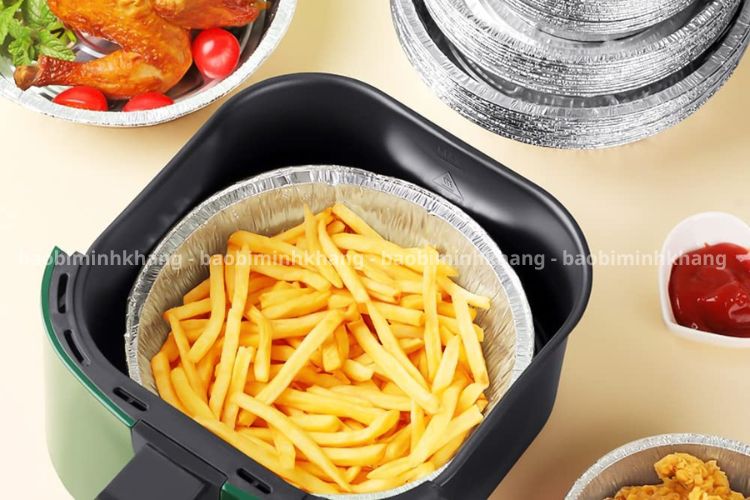 Khay giấy bạc tròn chuyên dùng để lót nồi chiên không dầu.