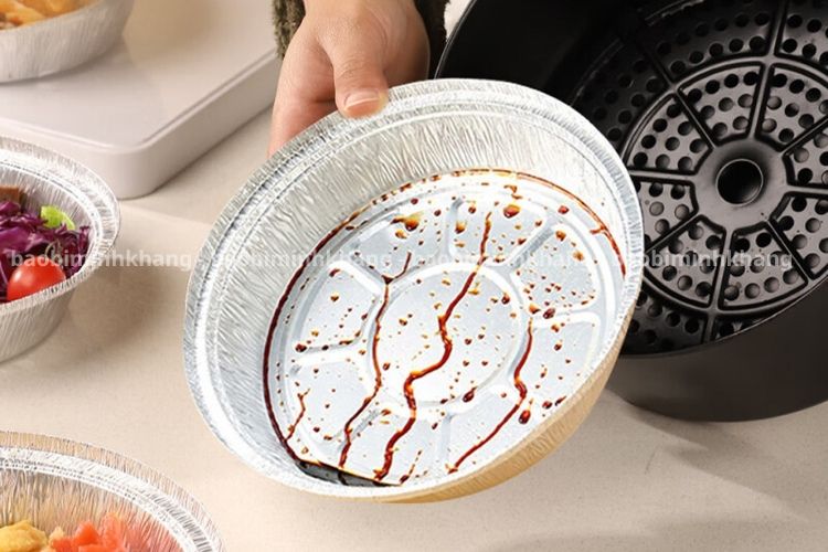 Khay nướng giấy bạc chống thấm dầu mỡ, dễ dàng vệ sinh sau sử dụng.