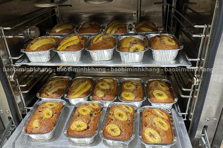 Khuôn giấy bạc chịu được nhiệt độ cao, giúp giữ ấm thức ăn.