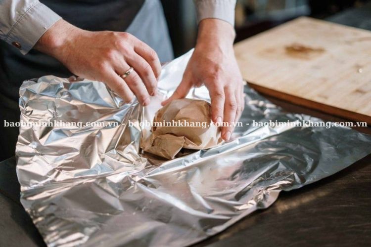 Bạn nên đặt mặt bóng giấy bạc ra ngoài, mặt mờ vào trong