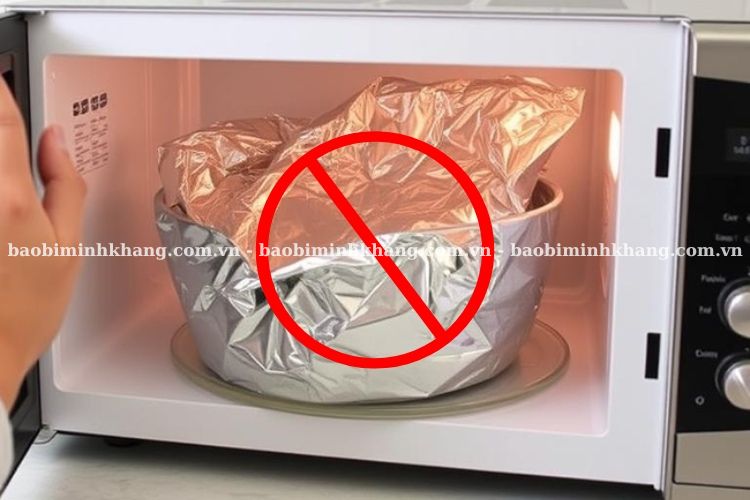 Giấy bạc giữ nhiệt không nên sử dụng trong lò vi sóng