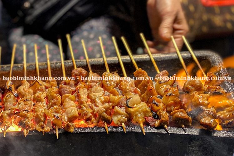 Que xiên thịt nướng dễ dàng sắp xếp và trở mặt món ăn