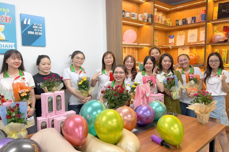 Các nữ nhân viên xinh đẹp, rạng rỡ trong ngày Phụ nữ Việt Nam 20/10