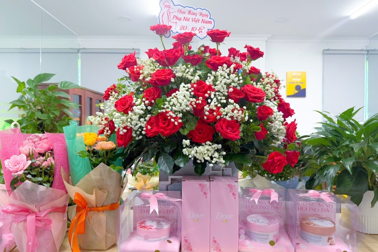 Những đóa hoa tươi thắm dành tặng các chị em trong công ty