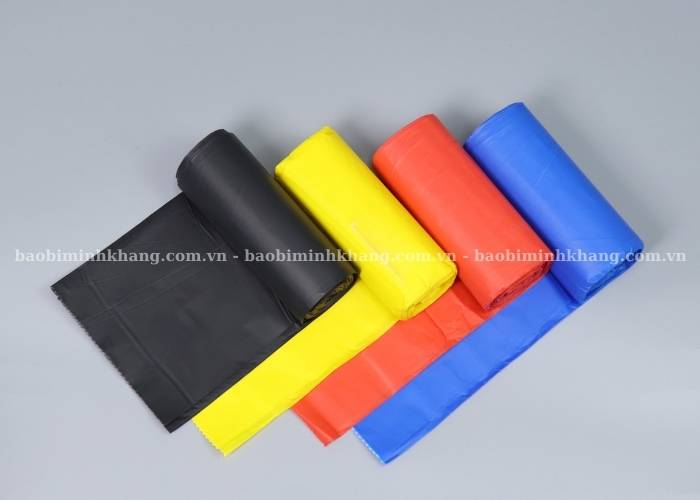 Ảnh túi rác cuộn với đa dạng màu sắc và kích thước
