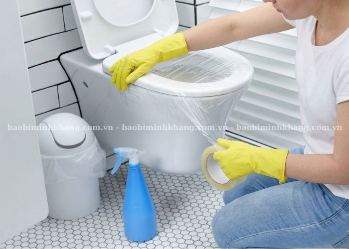 Bạn chỉ nên sử dụng phương pháp thông bồn cầu bằng băng dính khi tắc nhẹ