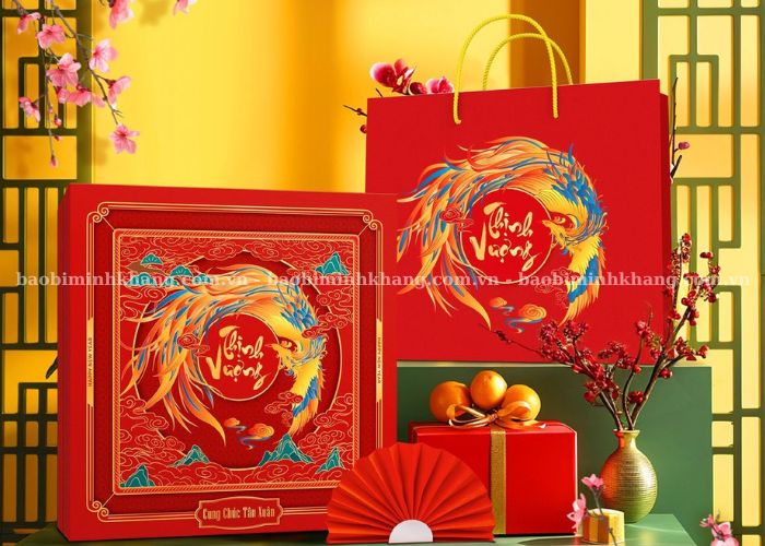 Bạn nên ưu tiên màu sắc như đỏ, vàng kết hợp bố cục rõ ràng để bao bì Tết thu hút hơn