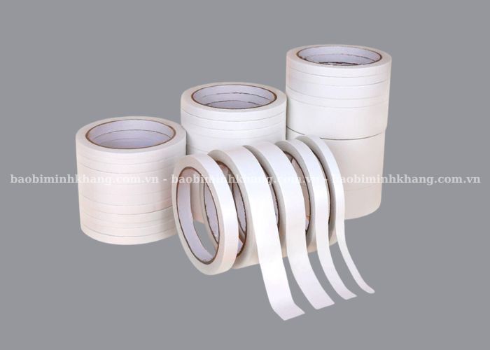 Băng keo 2 mặt có hai mặt phủ keo tạo độ bám dính chắc chắn trên giấy, tài liệu