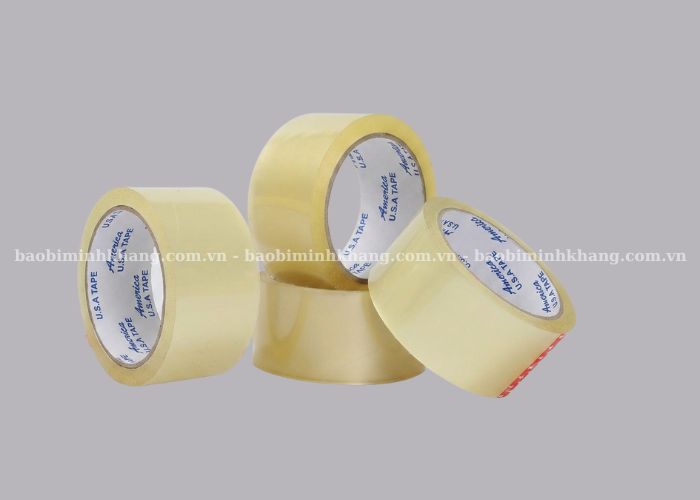 Băng keo trong được sản xuất từ màng OPP kết hợp lớp keo bám dính chắc chắn