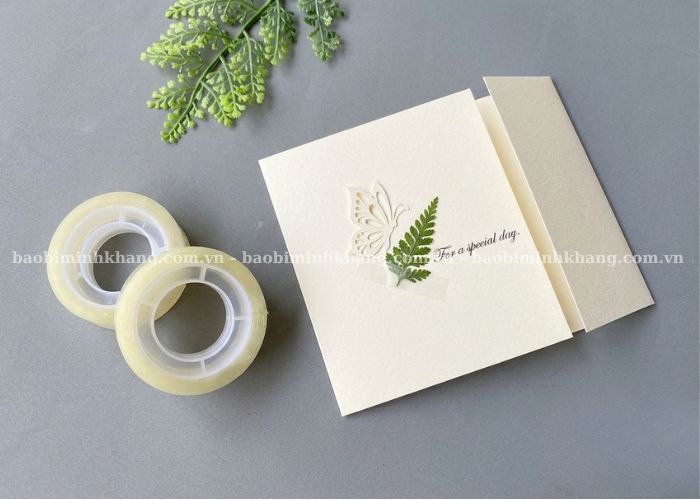 Băng keo trong nhỏ với độ trong suốt giúp dán cố định thiệp, sổ lưu niệm không lo lộ keo