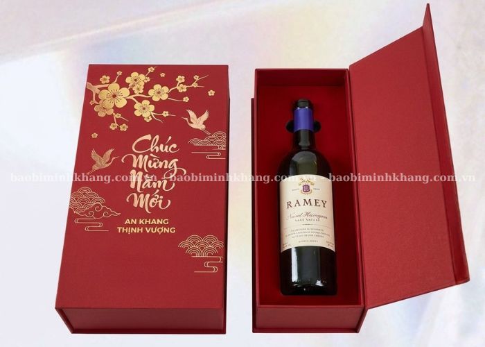 Hộp giấy đựng rượu với nắp nam châm phù hợp làm quà biếu Tết cho đối tác