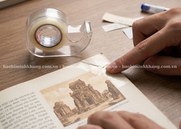 Trong văn phòng phẩm, băng keo nhỏ thường dùng để dán giấy, tài liệu