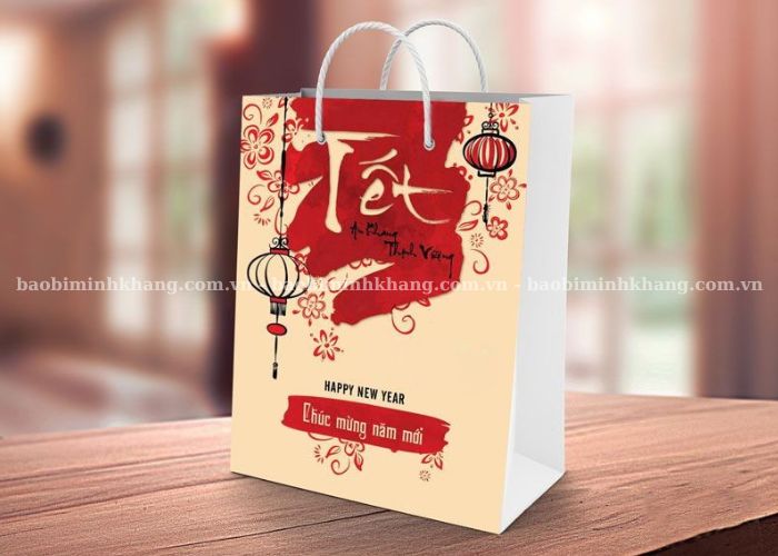 Túi giấy quai xách Duplex phù hợp làm bao bì Tết nhờ độ cứng cáp và giá hợp lý