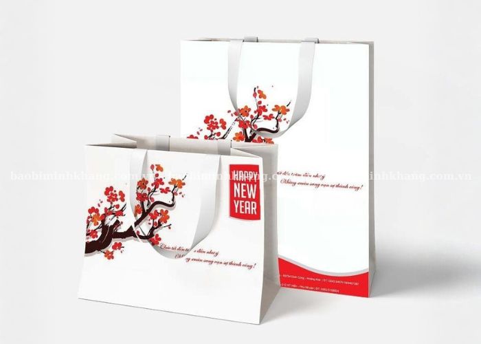 Túi giấy quai xách với chất liệu Couche cho khả năng in ấn sắc nét, màu sắc nổi bật