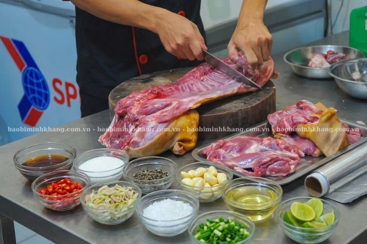 Bạn cần chuẩn bị đầy đủ từ thịt, giấy bạc và gia vị để làm món dê nướng giấy bạc