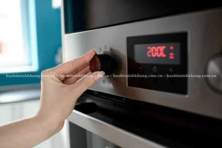 Bạn cần làm nóng lò ở 200 độ C trước khi để bò nướng giấy bạc vào giúp thịt chính nhanh, mềm ngon