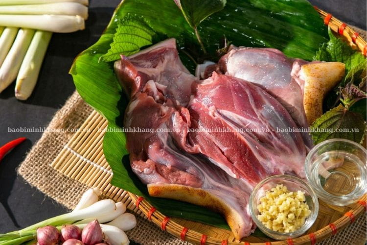 Bạn cần sơ chế sạch thịt dê để tránh bị hôi khi nướng với giấy bạc