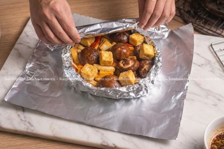 Bạn có thể gói 2 lớp giấy bạc để hạn chế rách khi làm món đậu hũ nướng giấy bạc