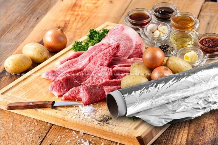 Bạn hãy chuẩn bị đầy đủ thịt bò, gia vị và các loại rau củ kết hợp cho món bò nướng giấy bạc