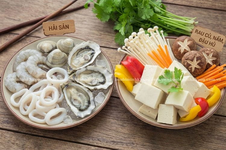 Bạn hãy sơ chế đậu hũ, nấm, hải sản thật kỹ để làm món đậu hũ nướng giấy bạc