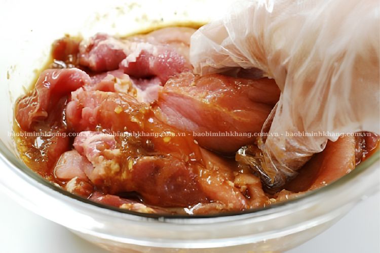 Bạn nên tránh ướp thịt dê nướng giấy bạc quá mặn sẽ giảm độ ngon của món