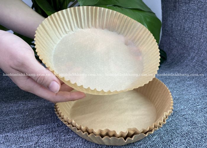 Khay giấy đựng thực phẩm thấm dầu có thiết kế dạng tròn, thành gấp nếp đều đặn