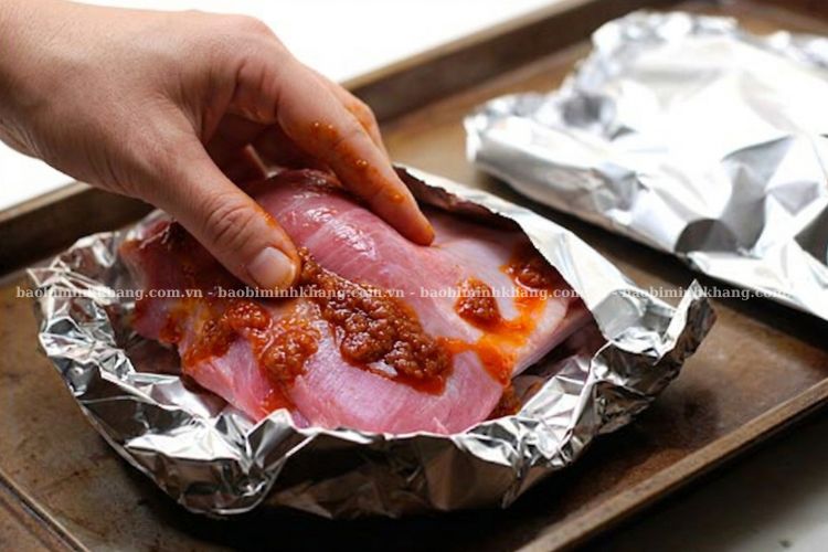 Việc bạn gói đúng cách sẽ giúp thịt dê nướng giấy bạc chín đều, tránh dai