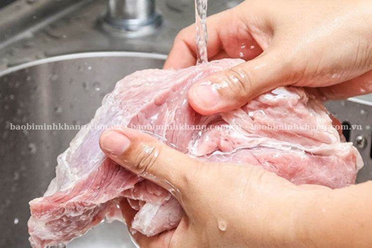 Bạn nên rửa thịt heo với muối loãng để khử hôi hiệu quả