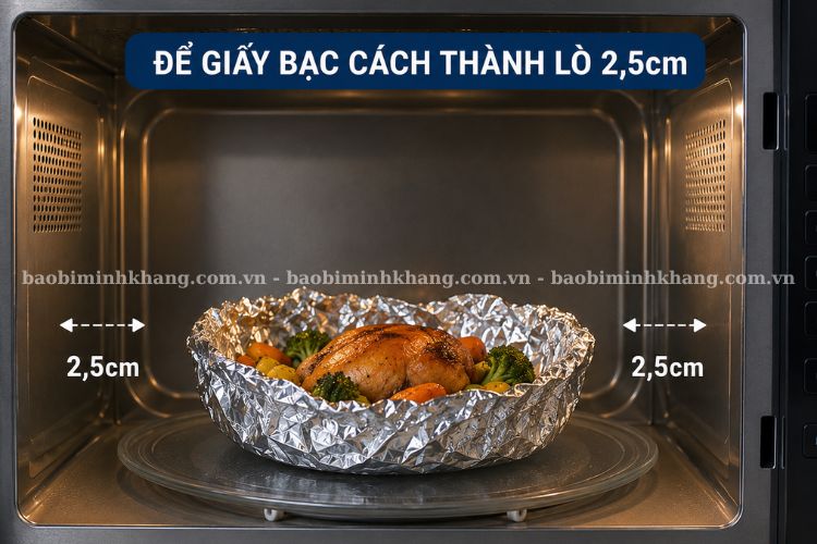 Để giấy bạc cách thành lò 2,5cm là cách dùng an toàn trong lò vi sóng