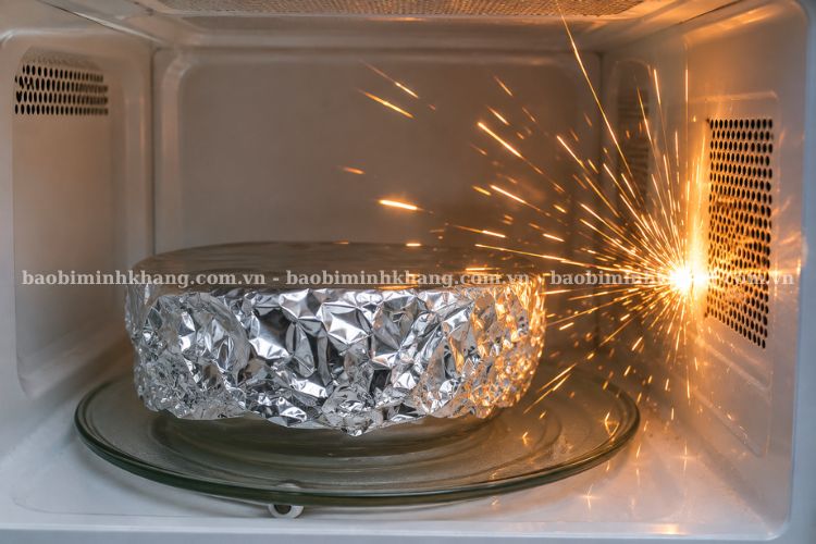 Giấy bạc phản xạ sóng vi ba có thể gây tia lửa điện trong lò vi sóng