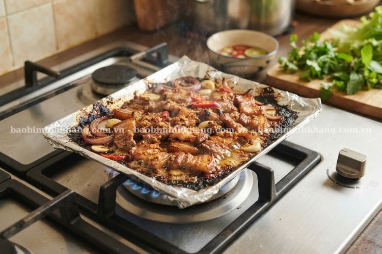 Thịt heo nướng giấy bạc trên bếp gas
