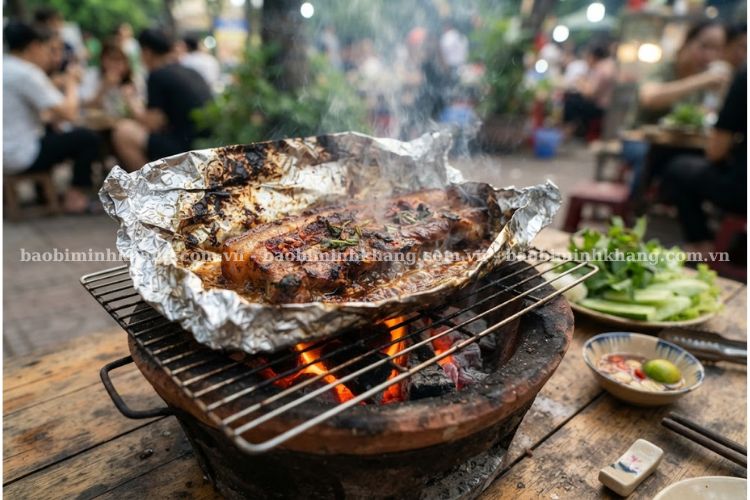 Thịt heo nướng giấy bạc trên lò than